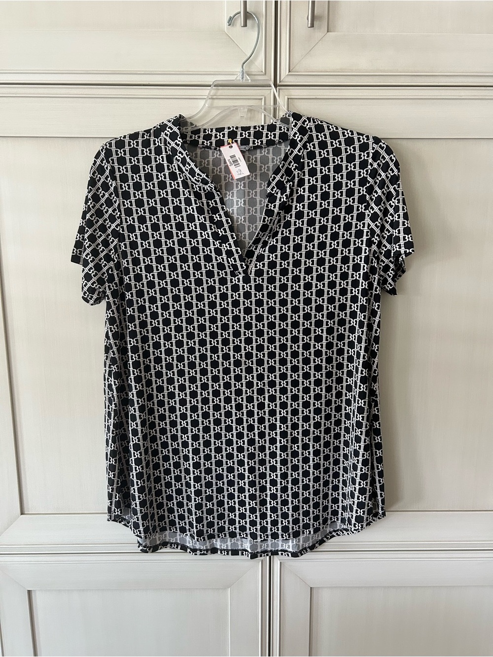 white birch Black & White Geometric V-Neck Short Sleeve Top